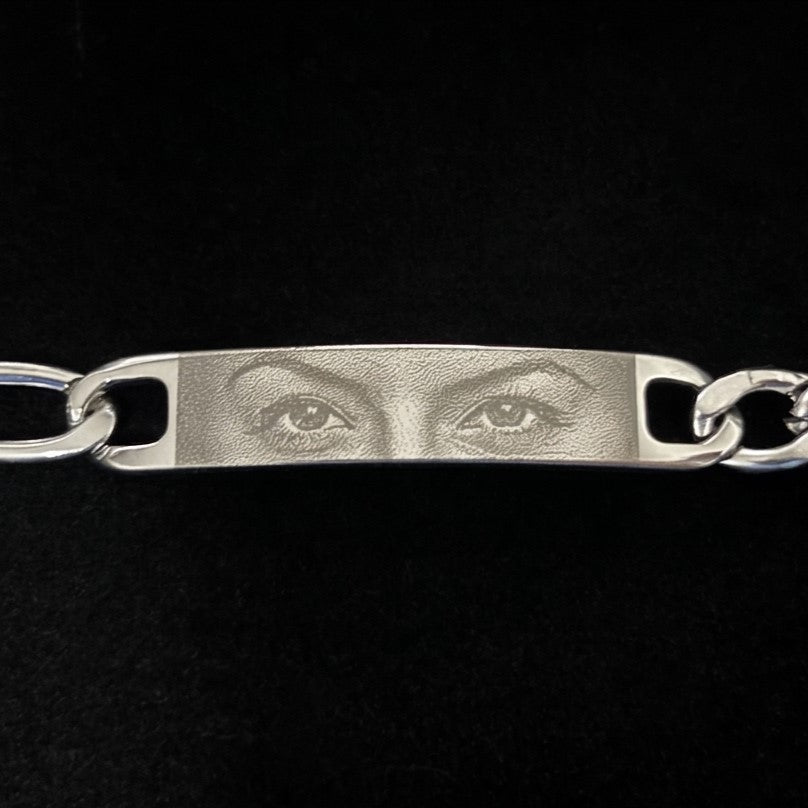 Náramek s vygravírovaným pohledem